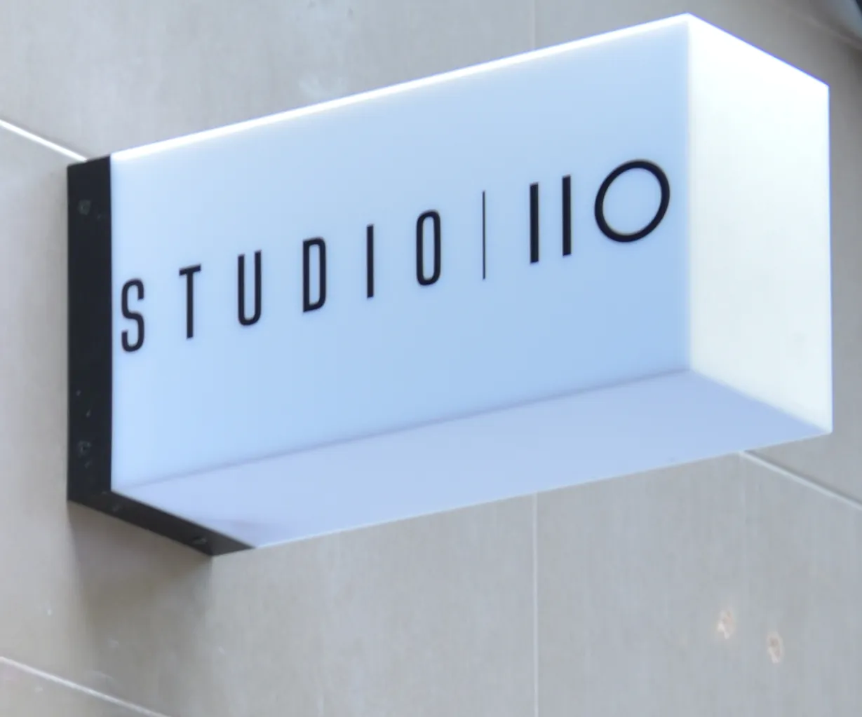 Rótulo STUDIO 110 en la fachada de Carrer Arxiduc Lluís Salvador, Palma